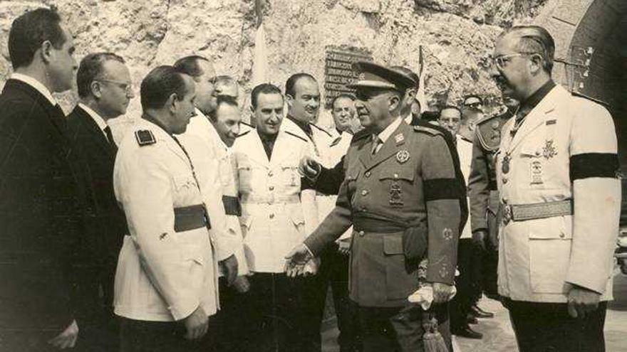 Franco saludando a la corporación municipal de Hellín en la inauguración de la presa de Camarillas.