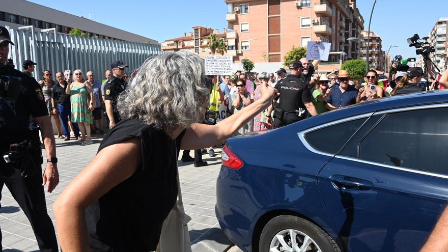 Protestas y gritos de &quot;dimisión&quot; a la llegada de Mazón a Petrer en su visita al IES Azorín