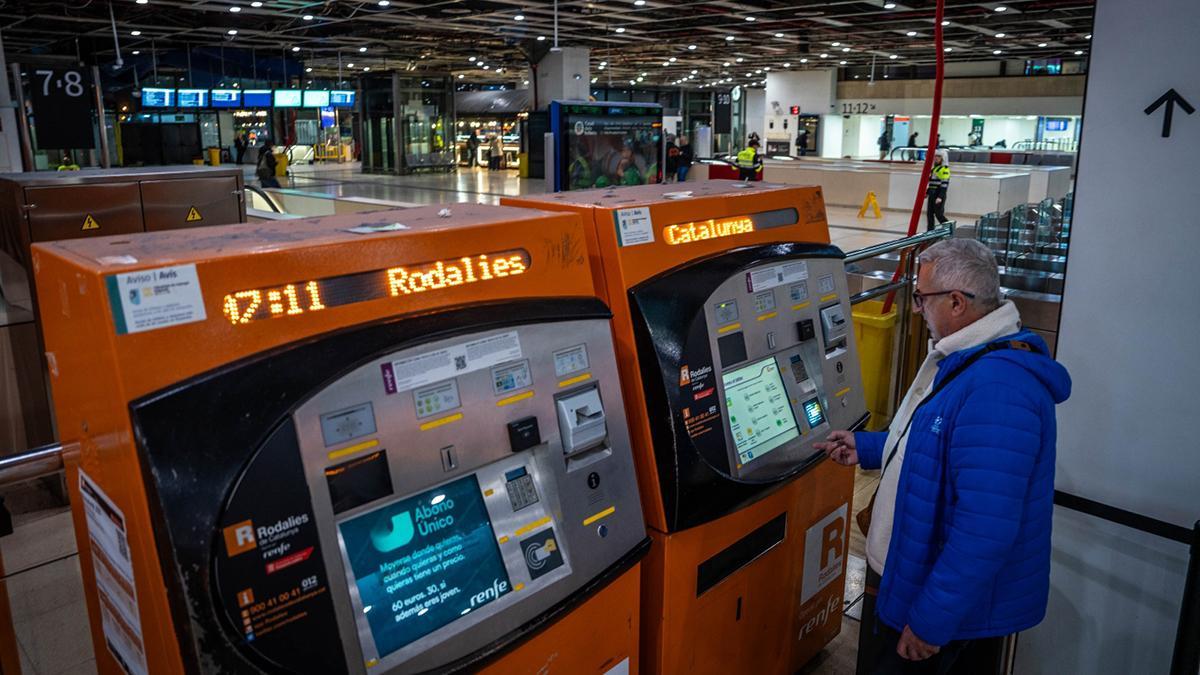 La estación de Sants, a primera hora de la mañana, el día del restablecimiento del servicio de Rodalies en Catalunya