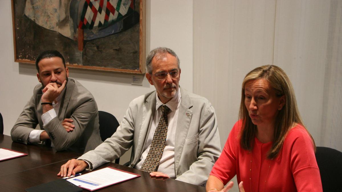 La signatura del conveni pels representants de cada entitat