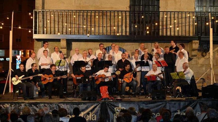 Una anterior actuación de la Rondalla en la plaza de Casa da Torre.