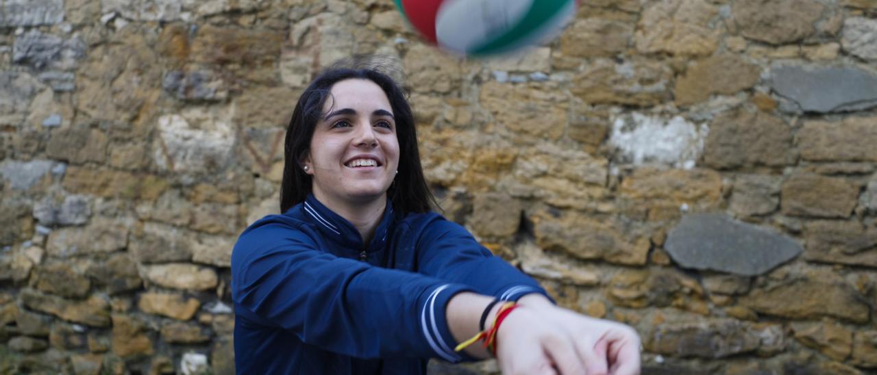 Lucía Ballvé, jugador del Club Voleibol Oviedo, con un balón