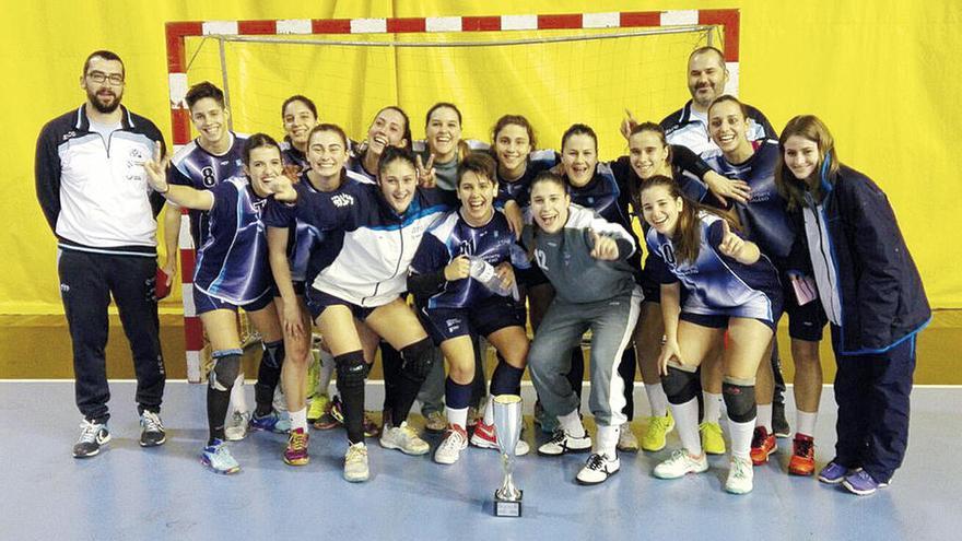 El equipo gallego, tras imponerse en la final jugada en Granollers. // FDV