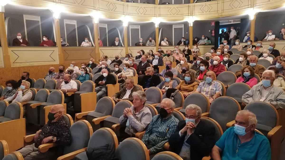 Socios de la entidad en la primera junta preparatoria celebrada en el Teatro Latorre