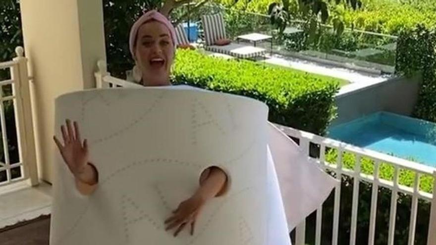 Katy Perry es vesteix de paper higiènic