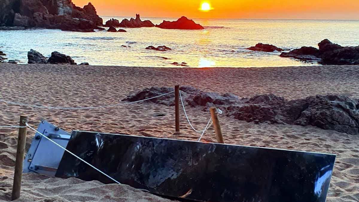 Uns joves fan caure el monòlit trobat a la Costa Brava