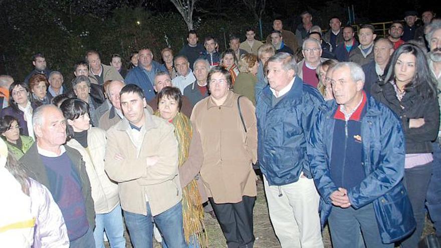 La asamblea de Salcedo se celebró al aire libre por la nutrida afluencia de vecinos