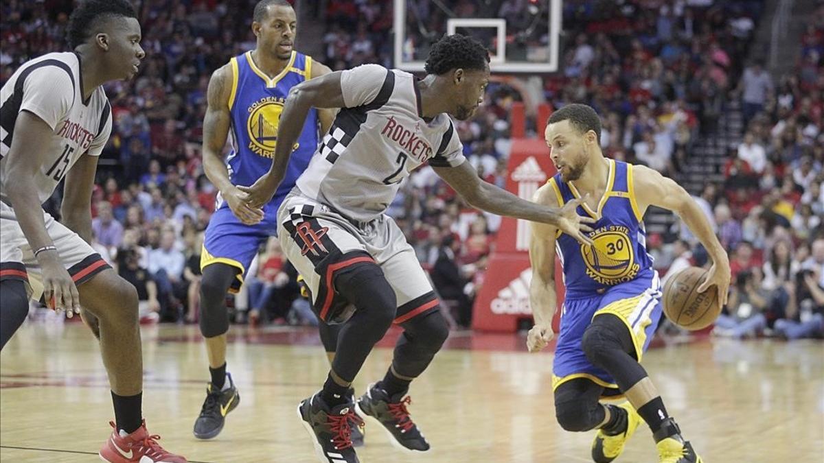 Curry intenta un dribling en el partido contra los Rockets