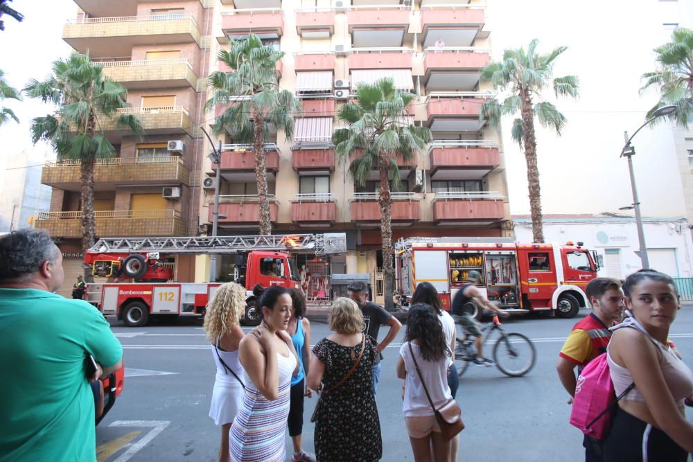 Los bomberos sofocan un incendio en una casa de San Vicente del Raspeig