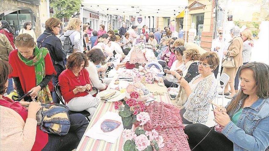 El Día Mundial de Tejer en Público reúne en la Plazuela a un gran número de vecinos