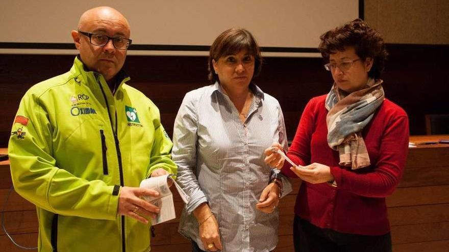 José Manuel Vega, con la doctora Tarancón (centro), ayer en el Museo Etnográfico.