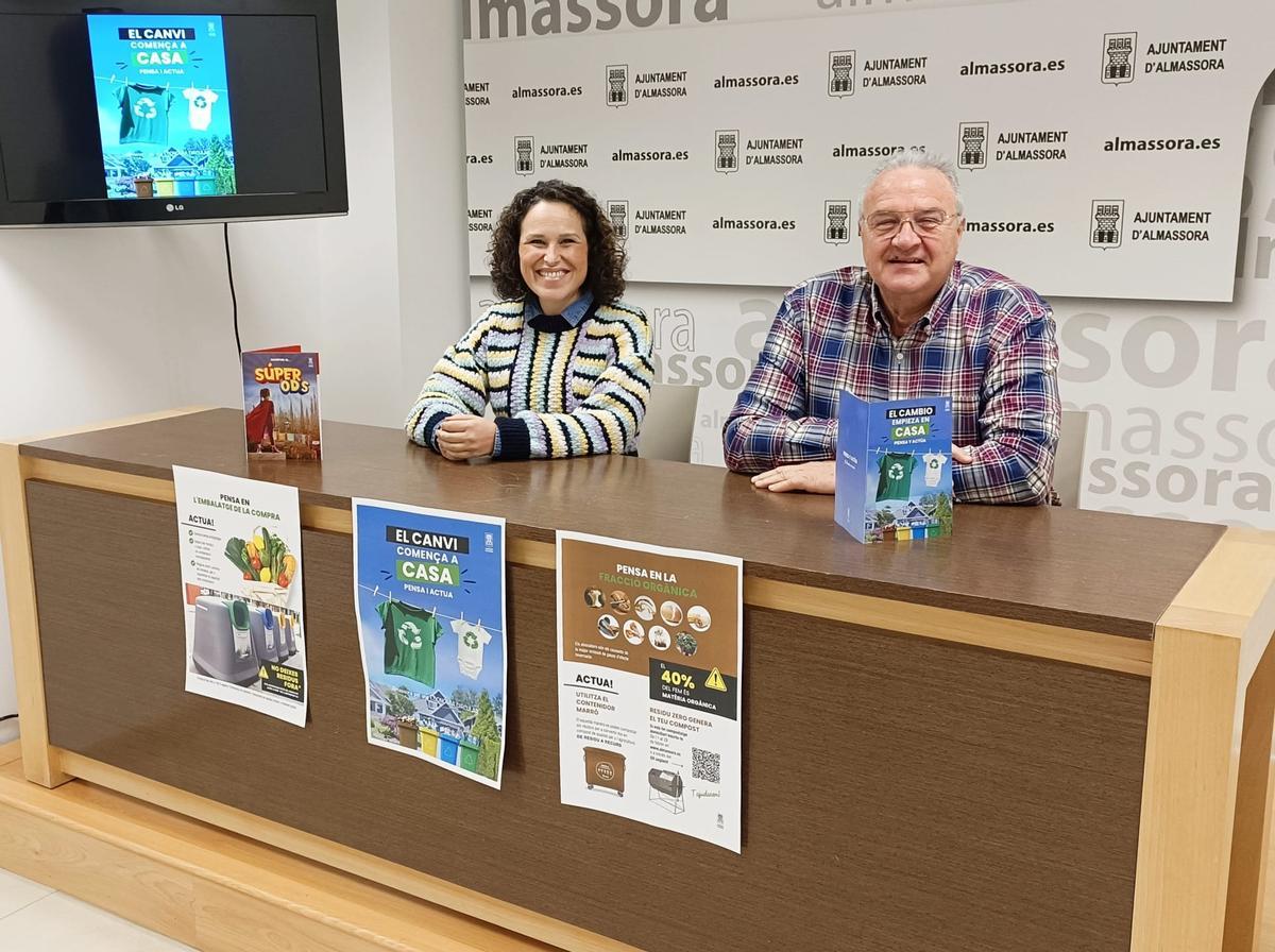 La alcaldesa, M. Galí, y el edil de Gestión de Residuos, J. Martí, esperan que las acciones tengan éxito, como la campaña ‘Cultivar y compostar en la escuela, de residuo a recurso’.