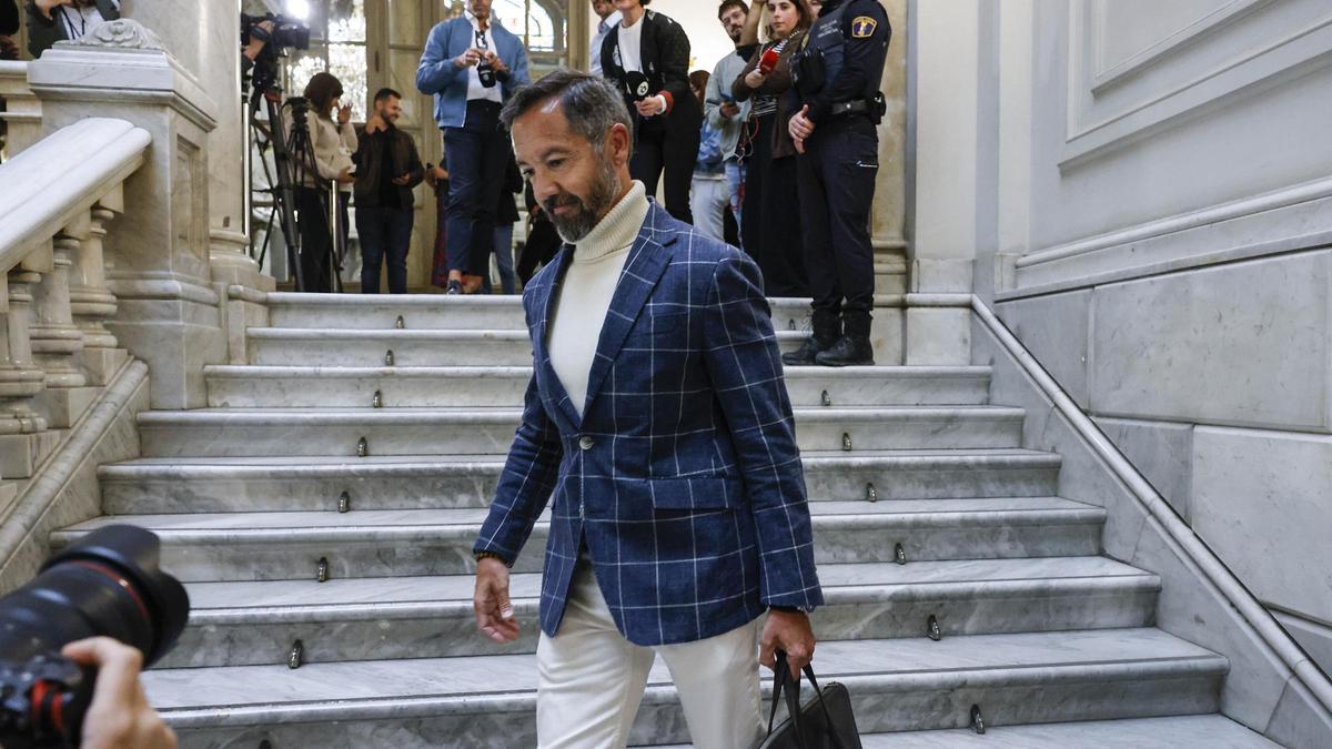 El concejal de Vox Juan Manuel Badenas a la salida del pleno municipal