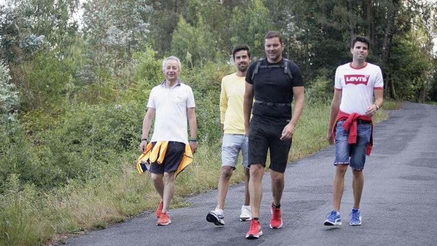 El alcalde, con atuendo deportivo, durante una peregrinación a Requián. // Bernabé/Cris M.V.