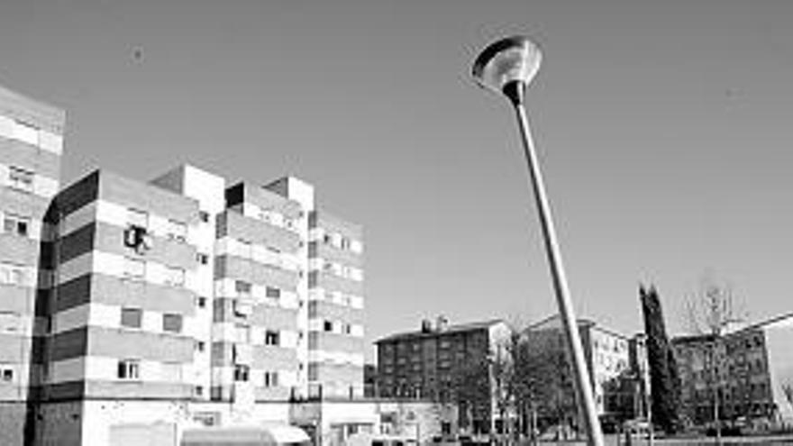 Una farola inclinada en el parque de Cancienes.