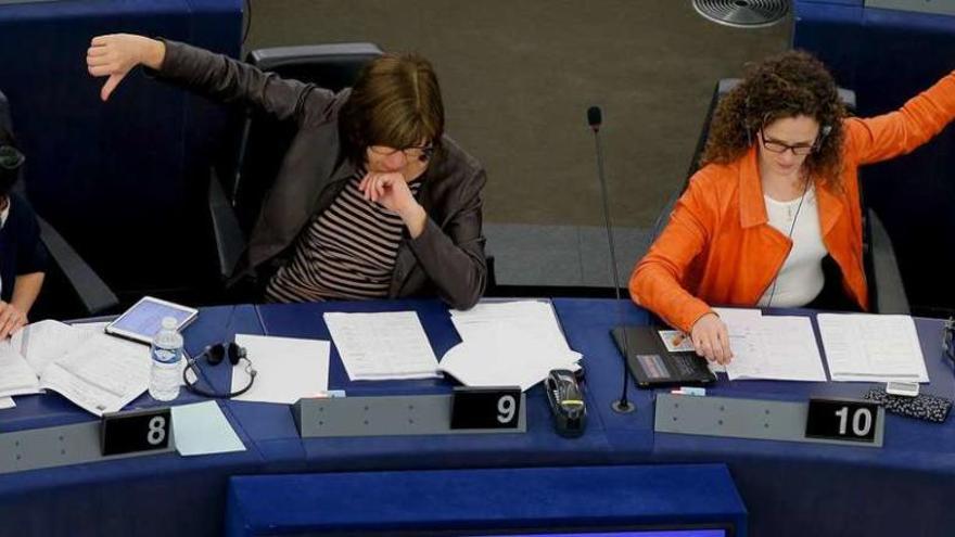 Europarlamentarios, tomando parte ayer en la votación sobre la creación de un registro de pasajeros aéreos. // Reuters
