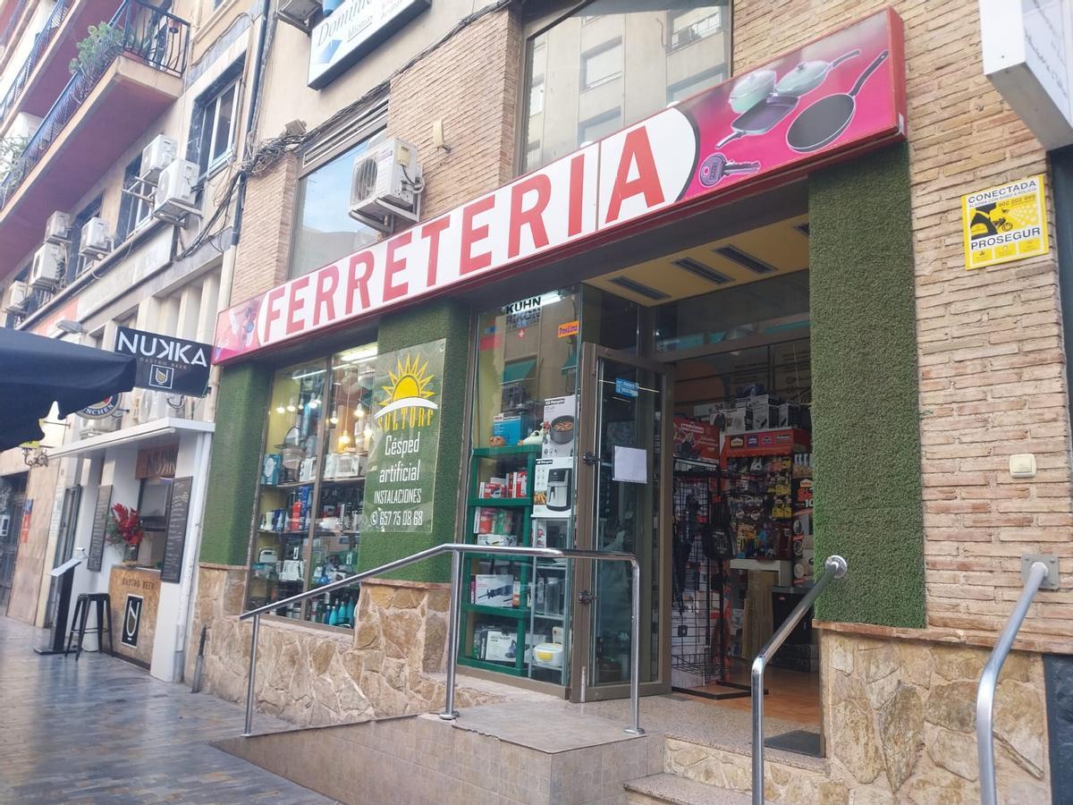 Los negocios tradicionales, como la Ferretería de la calle Santa Teresa, se 'reinventan' convirtiéndose en puntos de entrega y recogida de paquetes.