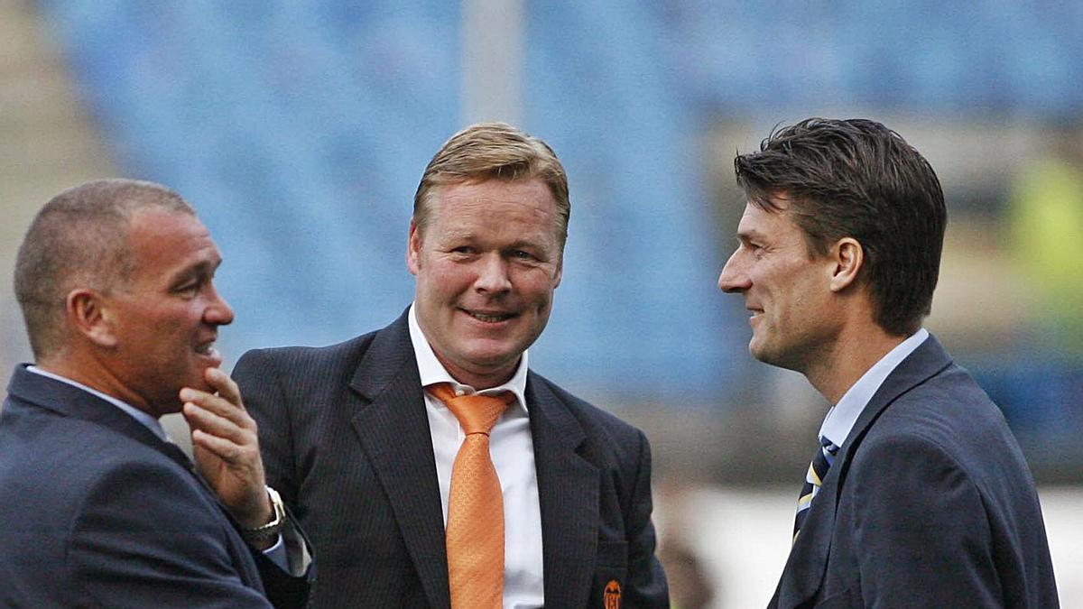 Koeman habla con Laudrup antes de un partido  frente al Getafe, en 2008. | LEVANTE-EMV