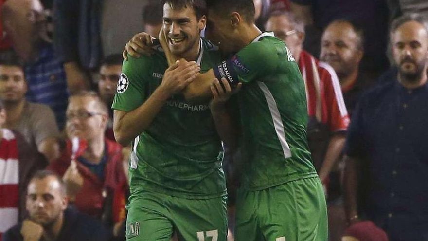 Aleksandrov felicita a Dani Abalo por su gol.