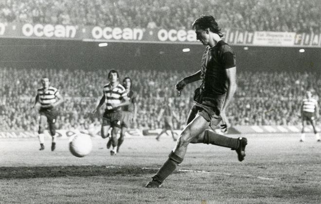 Johan debutó contra el Granada el 28 de octubre de 1973. Marcó dos goles y ofreció una exhibición.