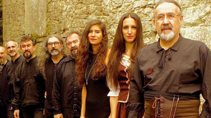 Los miembros de Luar da 
Lubre, de derecha a 
izquierda: Bieito Romero, 
Irma Macías, Nuria Naya, 
Patxi Bermúdez, Xabier 
Ferreiro, Xan Cerqueiro, 
Brais Maceiras y Pedro 
Valero.   | // CEDIDA