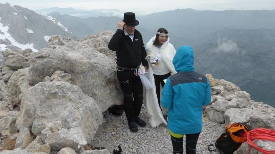 La pareja de novios en la cima del Naranjo.