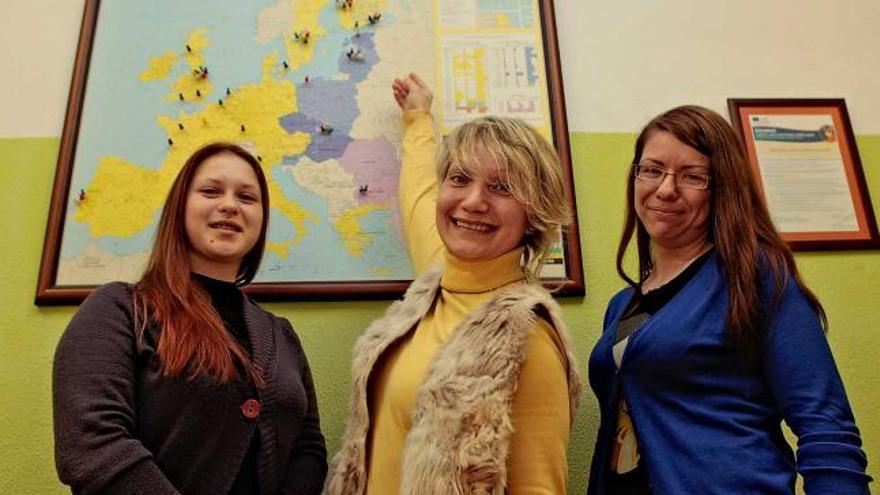 Anna Osonova, Svetlana Konon y Maria Pavlovska, bajo el mapa de Europa.