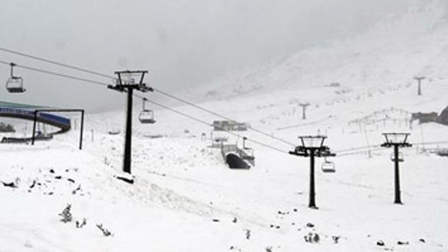 Muere un trabajador de Baqueira tras caer de un telesilla