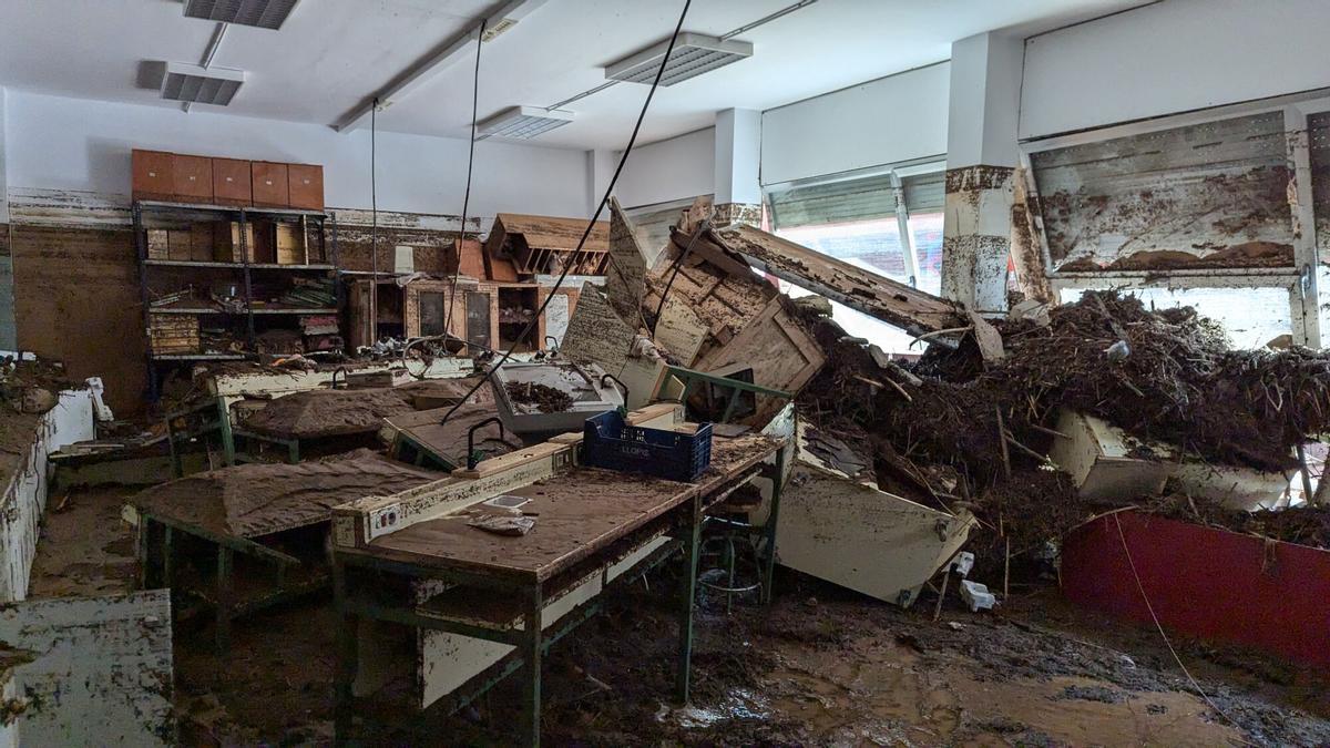 Una clase destrozada por la riada en el IES Alameda de Utiel. RIADA HISTÓRICA. CENTROS EDUCATIVOS INUNDADOS .. DANA . GOTA FRÍA . INUNDACIONES EN LA RIBERA . HORTA SUD Y HOYA DE BUÑOL . REQUENA -UTIELRTA SUD Y HOYA DE BUÑOL . REQUENA -UTIEL