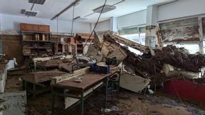 Una clase destrozada por la riada en el IES Alameda de Utiel. RIADA HISTÓRICA. CENTROS EDUCATIVOS INUNDADOS .. DANA . GOTA FRÍA . INUNDACIONES EN LA RIBERA . HORTA SUD Y HOYA DE BUÑOL . REQUENA -UTIELRTA SUD Y HOYA DE BUÑOL . REQUENA -UTIEL