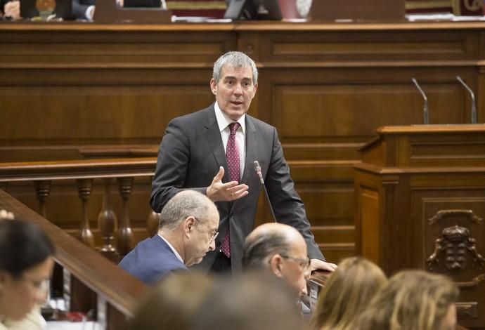 Delia Padrón Pleno del Parlamento de Canarias , Santa Cruz de Tenerife , presidente Fernando Clavijo CC