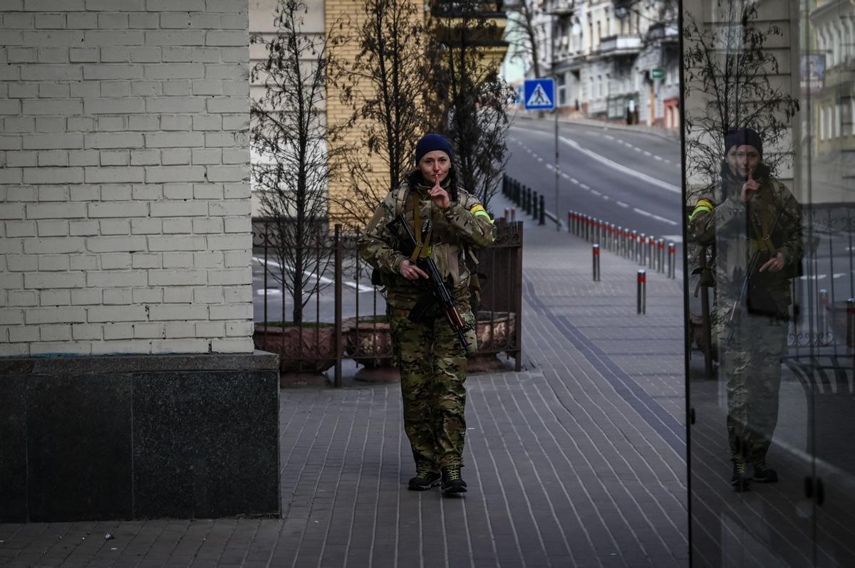 Un miembro de las fuerzas ucranianas patrulla las calles en la plaza Maidan, en Kiev.