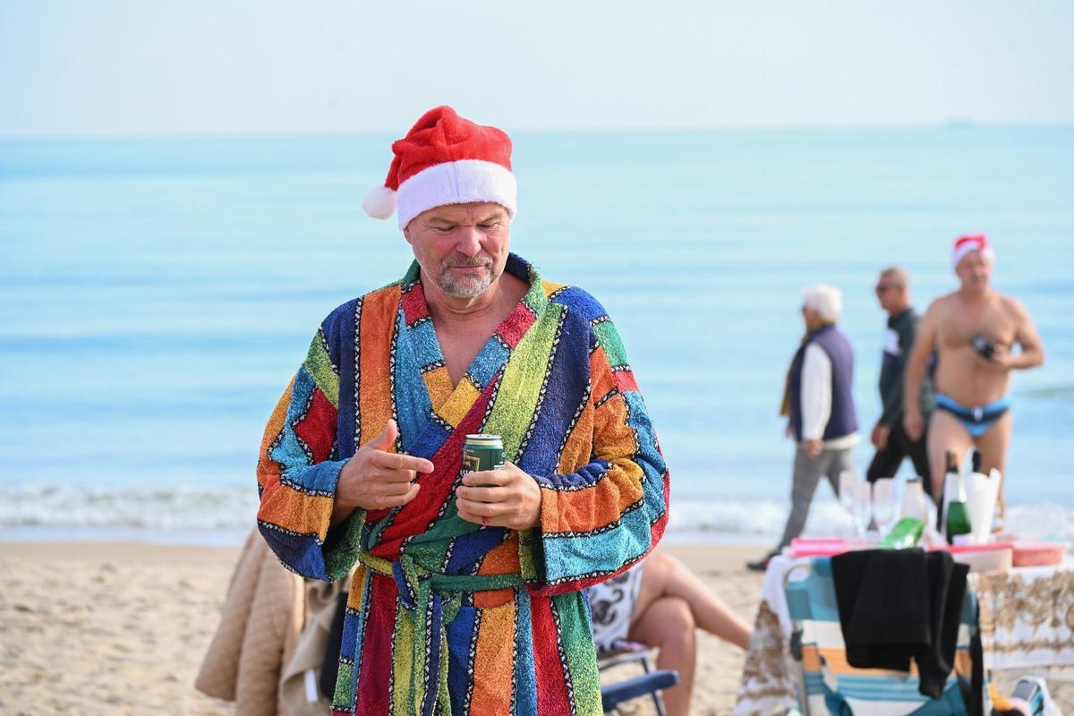 Cientos de personas celebran el Año Nuevo en la playa de La Marina disfrutando del buen tiempo