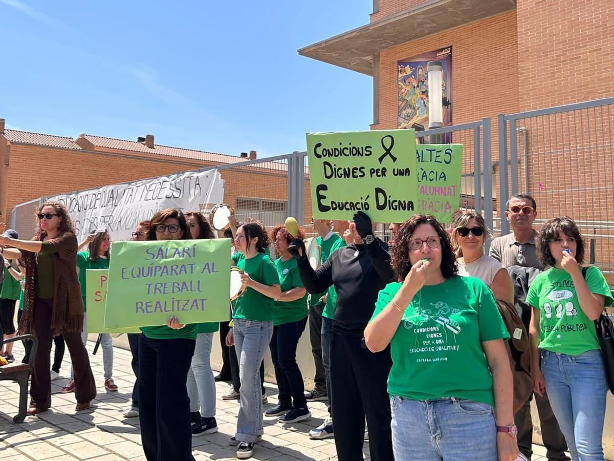 Profesores de Sant Joan reclamando este jueves mejoras salariales y laborales a las puertas de un IES