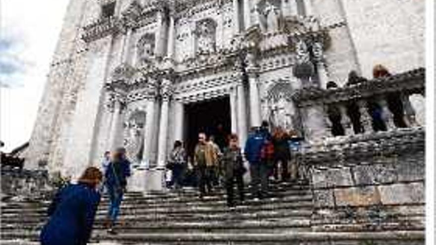 Visitants sortint de la Catedral de Girona, a quest hivern.