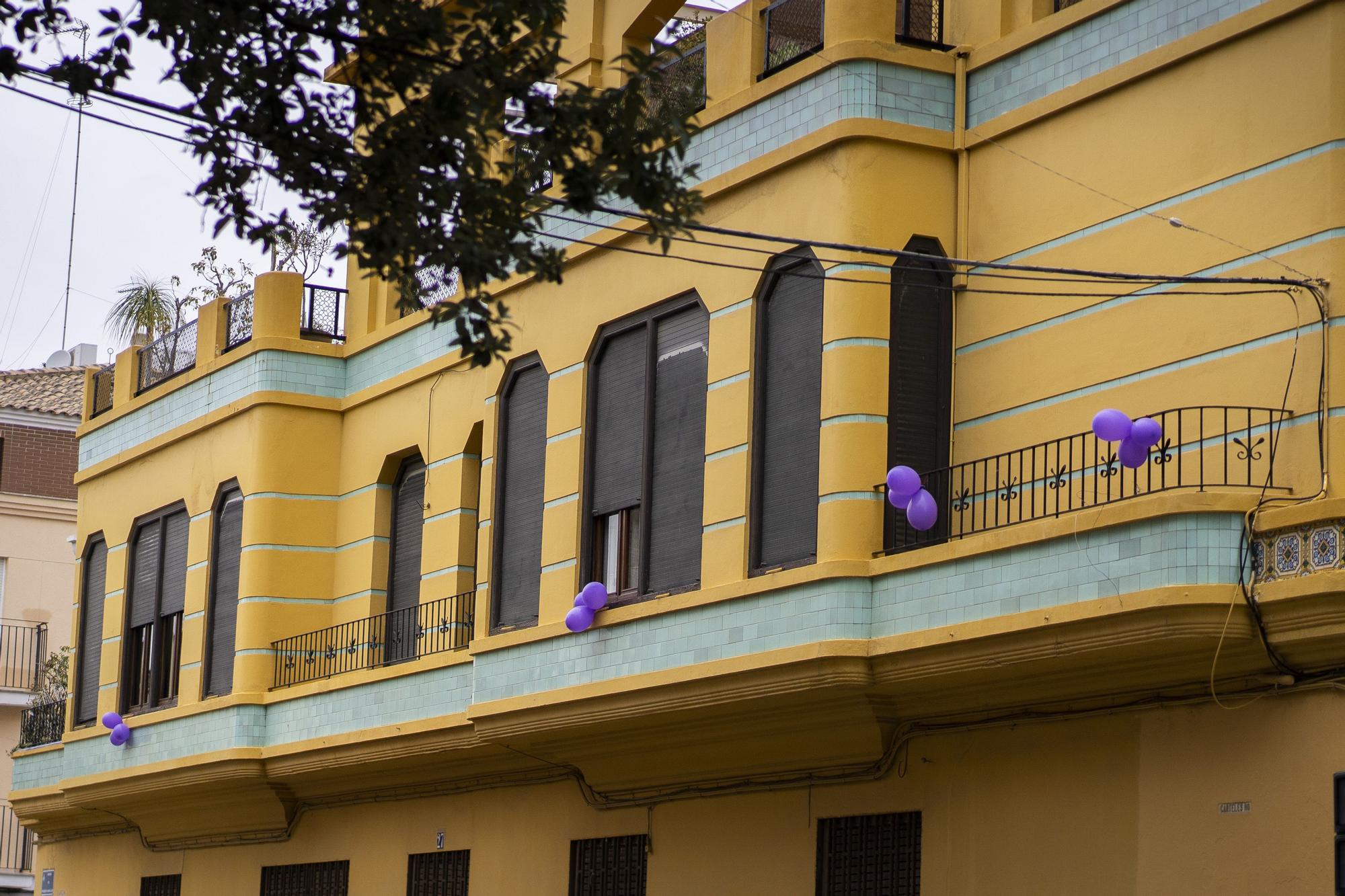 València engalana sus balcones por el 8M