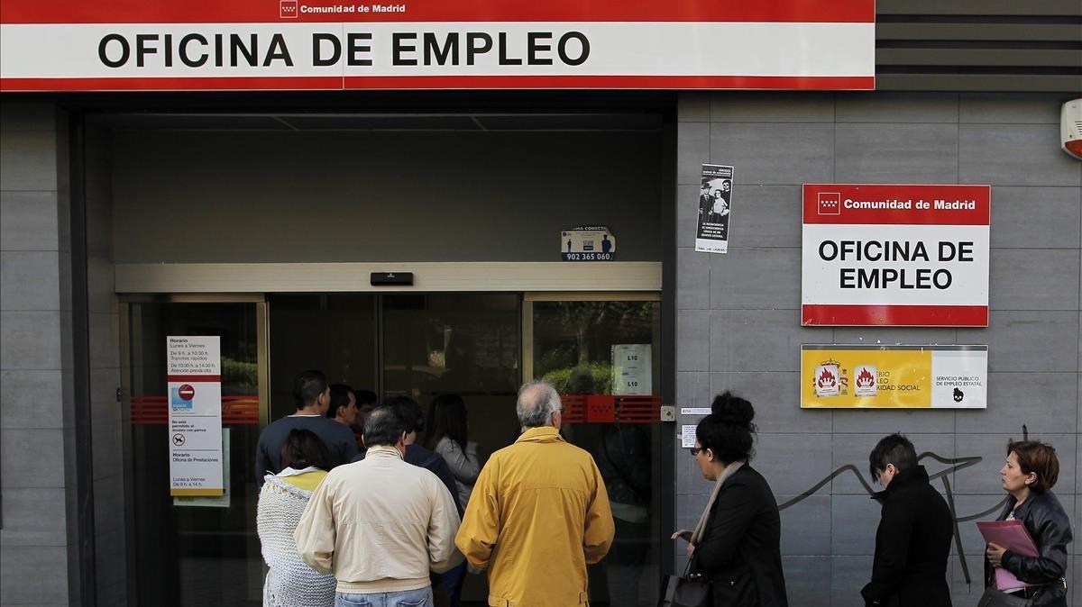 Personas entrando en una oficina de SEPE en Madrid.