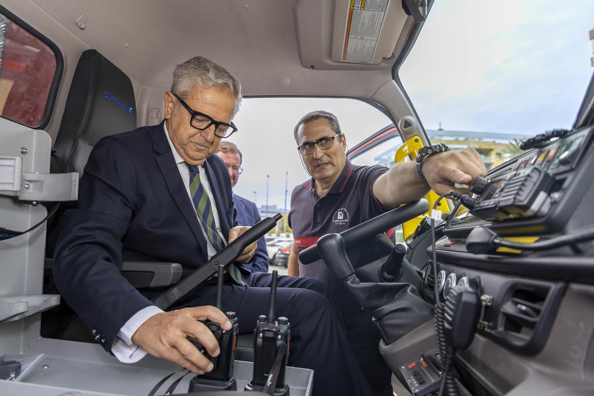 Salvador Fuentes comprueba las prestaciones del nuevo camión de bomberos del Consorcio dependiente de la Diputación de Córdoba.