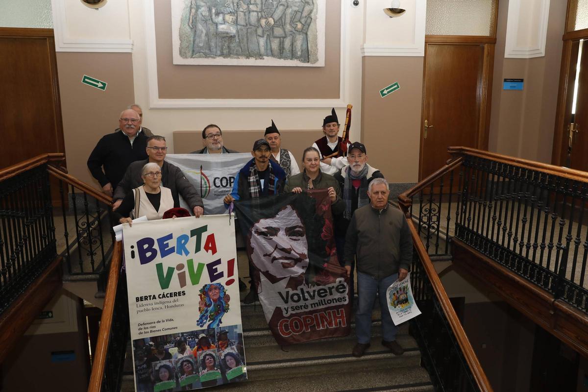 Marcelino Miranda, líder del Copinh, en el centro, junto a representantes políticos y sociales en el Ayuntamiento de Langreo