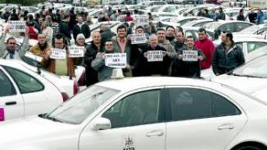 Los taxistas paran 2 horas en Córdoba contra la ley que liberaliza el sector