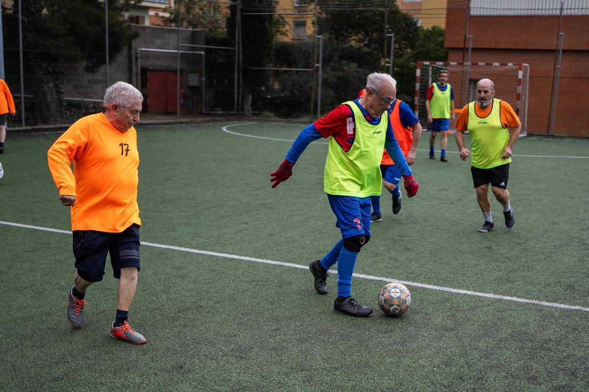 Entrenamiento del equipo de Walking Football, una modalidad adaptada de fútbol orientada a personas mayores.