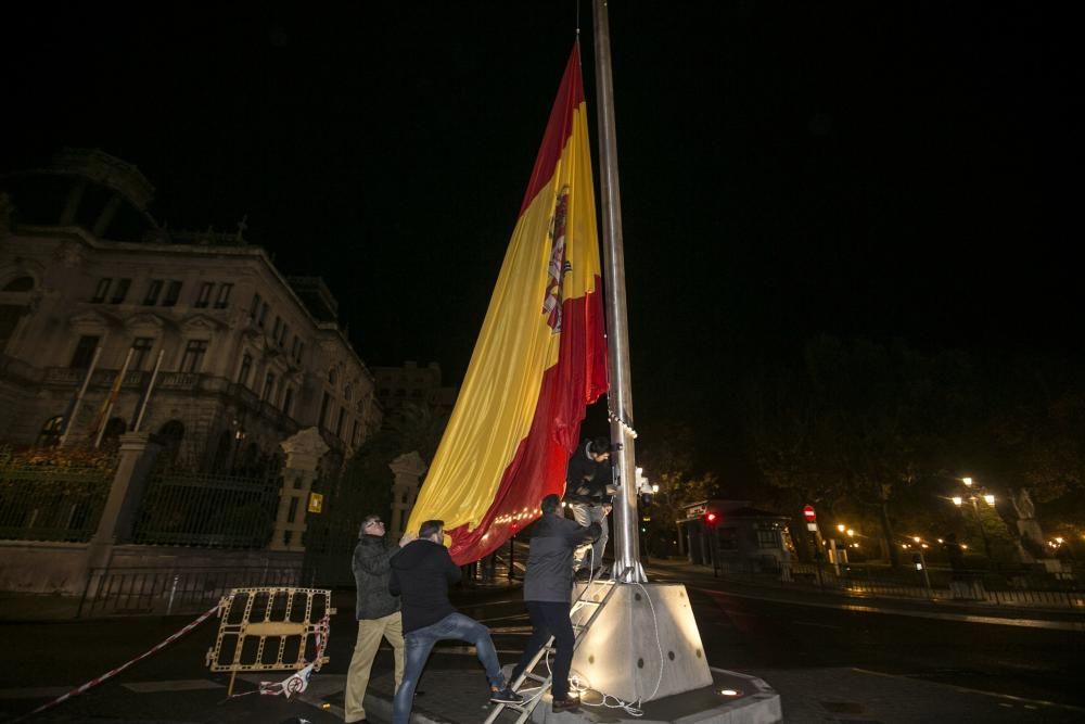 Izado de la bandera de España en Oviedo