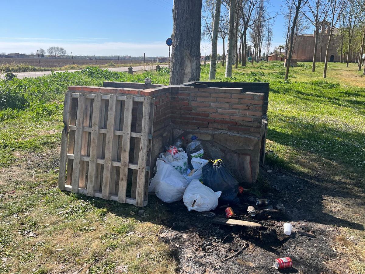 Residuos amontonados junto a una barbacoa.