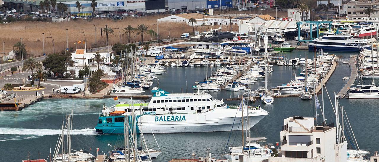 Un ferri, que parte hacia Formentera, pasa frente a las instalaciones del Club Náutico Ibiza. | VICENT MARÍ