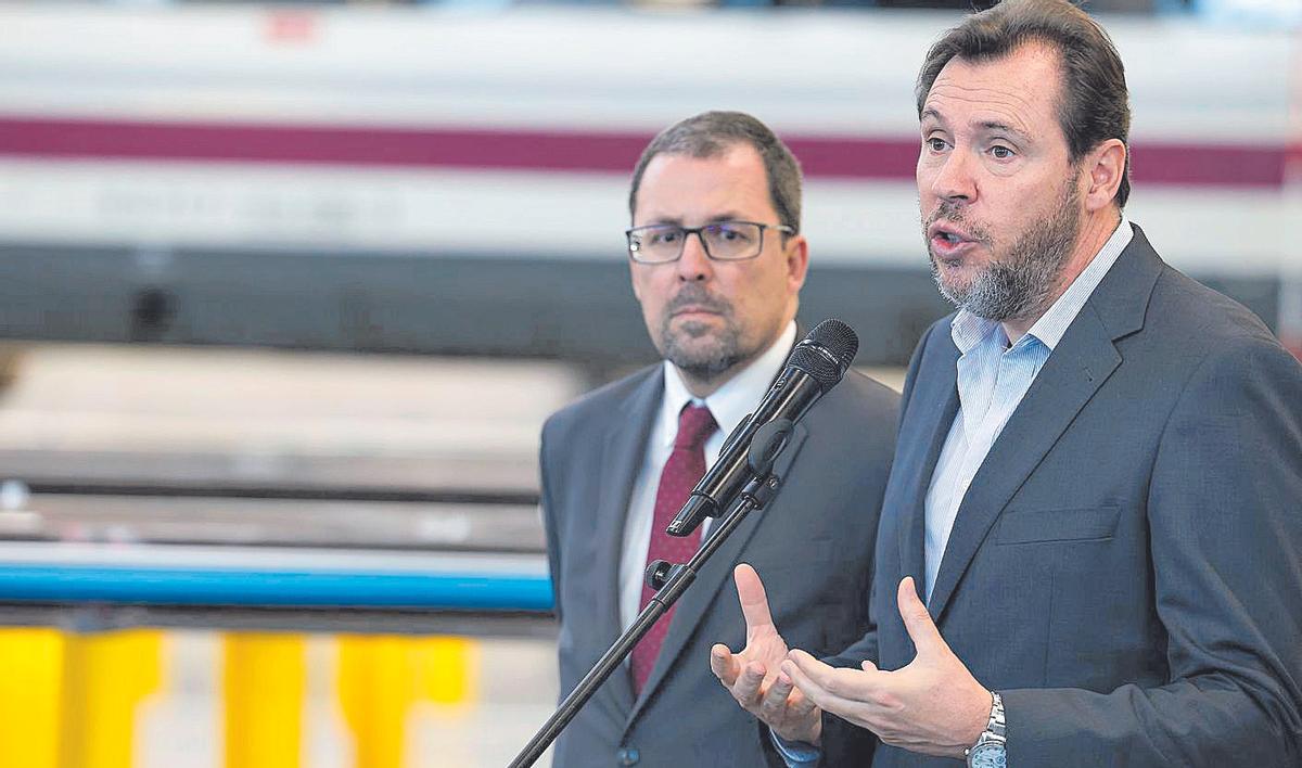 Óscar Puente visitando las nuevas instalaciones de la base de mantenimiento de la alta velocidad ferroviaria en Vallecas (Madrid).