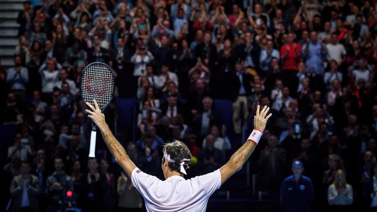 Roger Federer celebra el triunfo con su público.