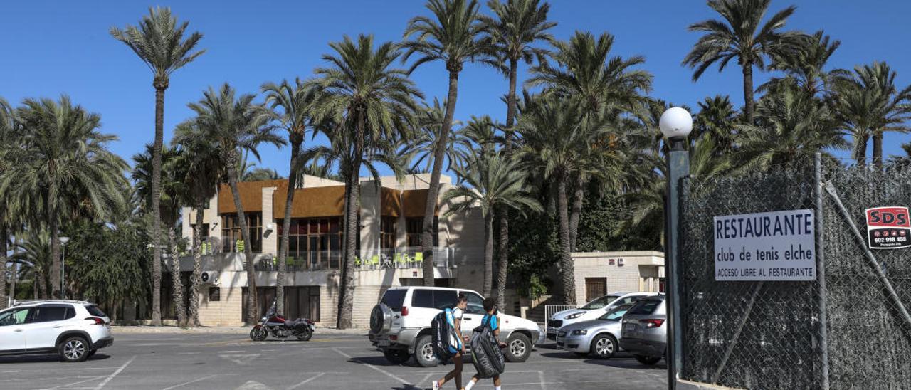 Acceso principal al Club de Tenis Elche, a punto de cumplir media década de vida tras fundarse en 1970, en una imagen reciente.