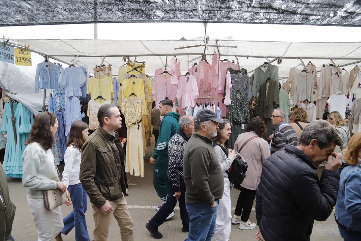 El mercadillo de El Arenal, en imágenes