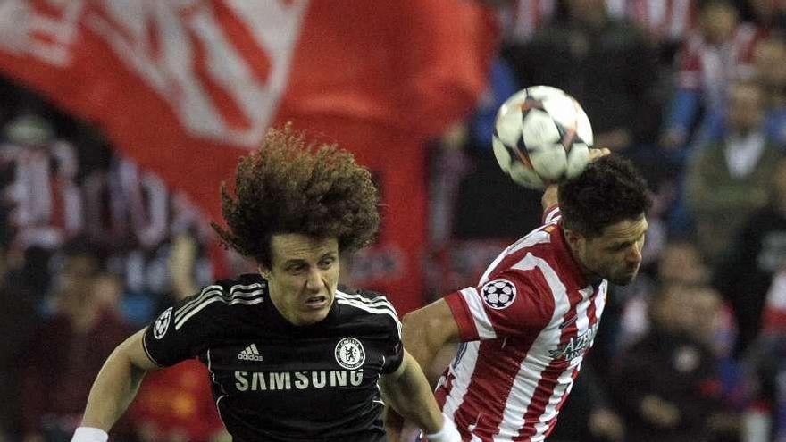 David Luiz y Diego saltan en busca de un balón durante el partido de ayer. // Efe