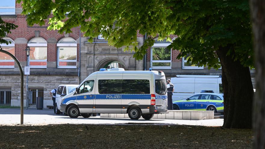 La policía alemana en la escuela de Esslingen donde han resultado heridas una mujer y una niña en un ataque con cuchillo.